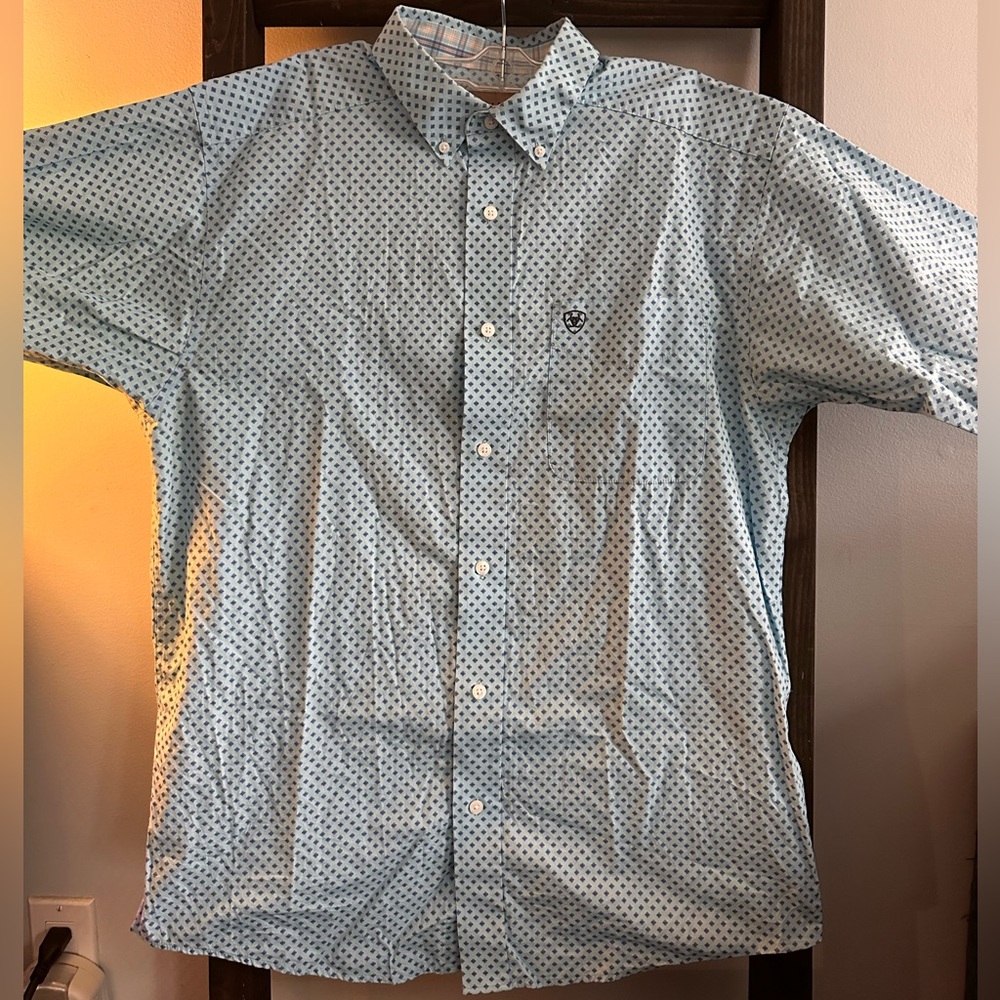 Ariat Men's Wrinkle Free Ricky Classic Fit Shirt in Sky Blue